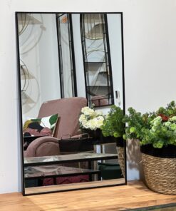 מראה מלבנית לקיר במסגרת מתכת 50/1.5/80 ס"מ