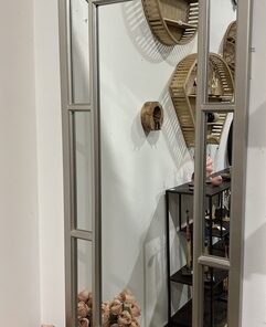 מראה מחולקת במסגרת עץ בגוון כסף במידה 75/160 ס"מ